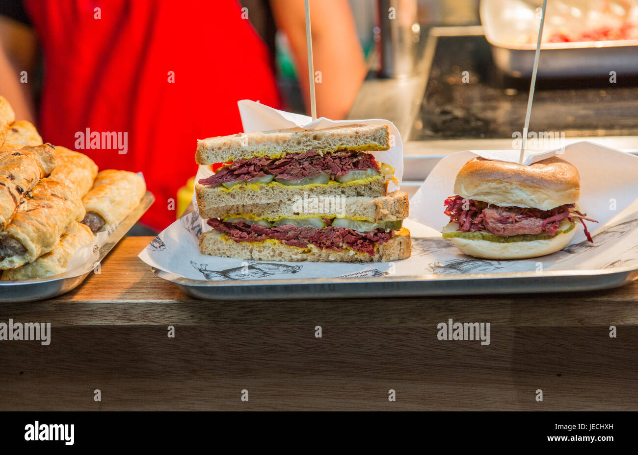 Pastrami e Corned beef panini sul contatore di pranzo con senape e sottaceti Foto Stock