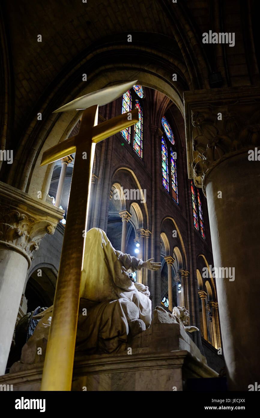 La discesa dalla statua della Croce all'interno della Cattedrale di Notre Dame, Parigi, una bella vista sul tetto dal pavimento della chiesa Foto Stock