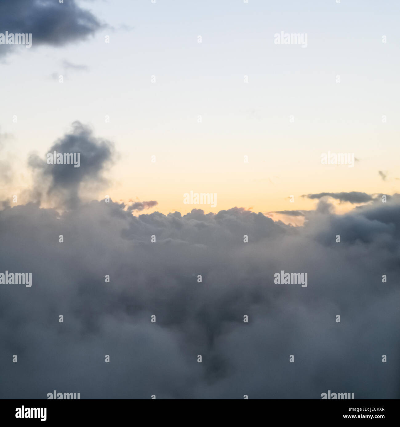 Vista dall'aereo - chiaro Cielo di tramonto su grigio nuvole di pioggia in Grecia nella serata di autunno Foto Stock