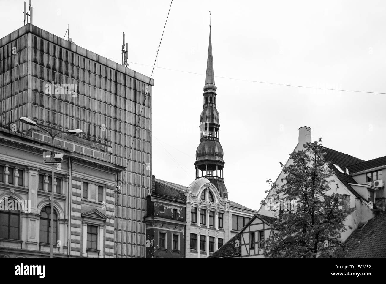 Il viaggio per la Lettonia - appartamento case e la torre della chiesa di San Pietro nella città di Riga in autunno Foto Stock