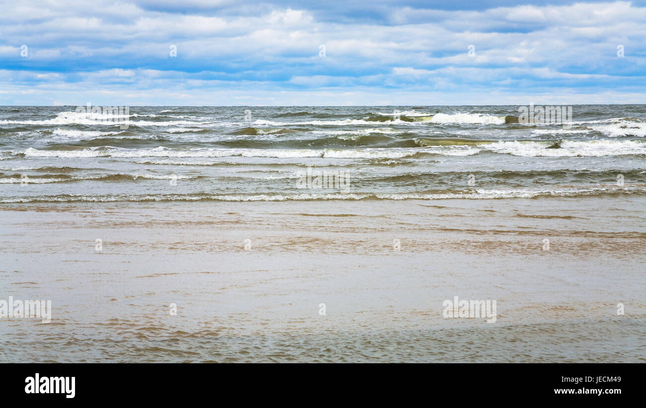 Il viaggio per la Lettonia - rainy nuvole sulla spiaggia del golfo di Riga del Mar Baltico nella località balneare di Jurmala città in autunno Foto Stock