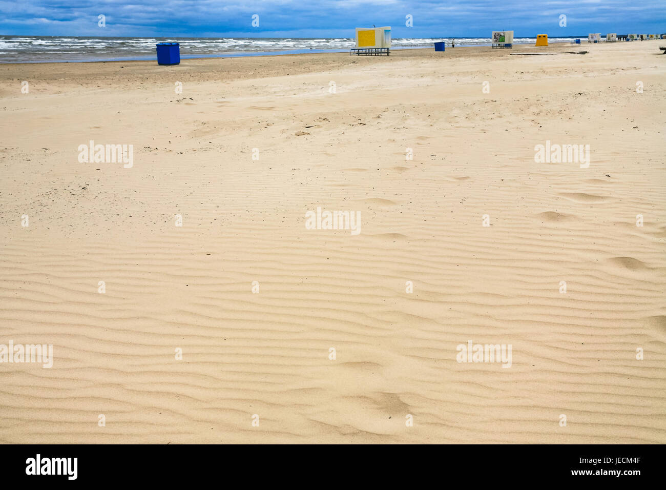 Il viaggio per la Lettonia - urban spiaggia di sabbia del Golfo di Riga del Mar Baltico nella località balneare di Jurmala città in autunno Foto Stock