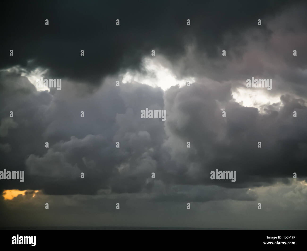 Vista dall'aereo - black storm nuvole nel cielo sopra la Grecia in autunno Foto Stock