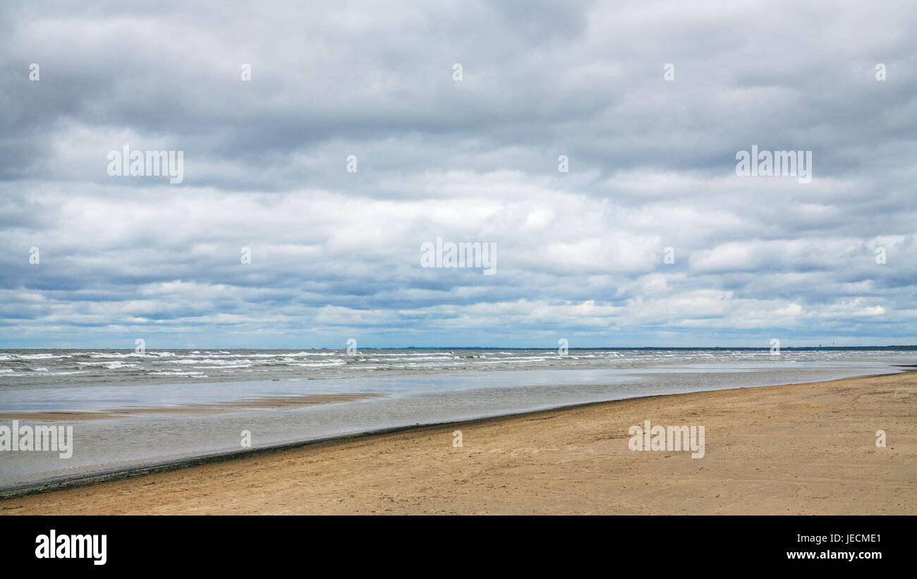 Il viaggio per la Lettonia - basse nuvole grigie sulla spiaggia del golfo di Riga del Mar Baltico nella località balneare di Jurmala città in autunno Foto Stock