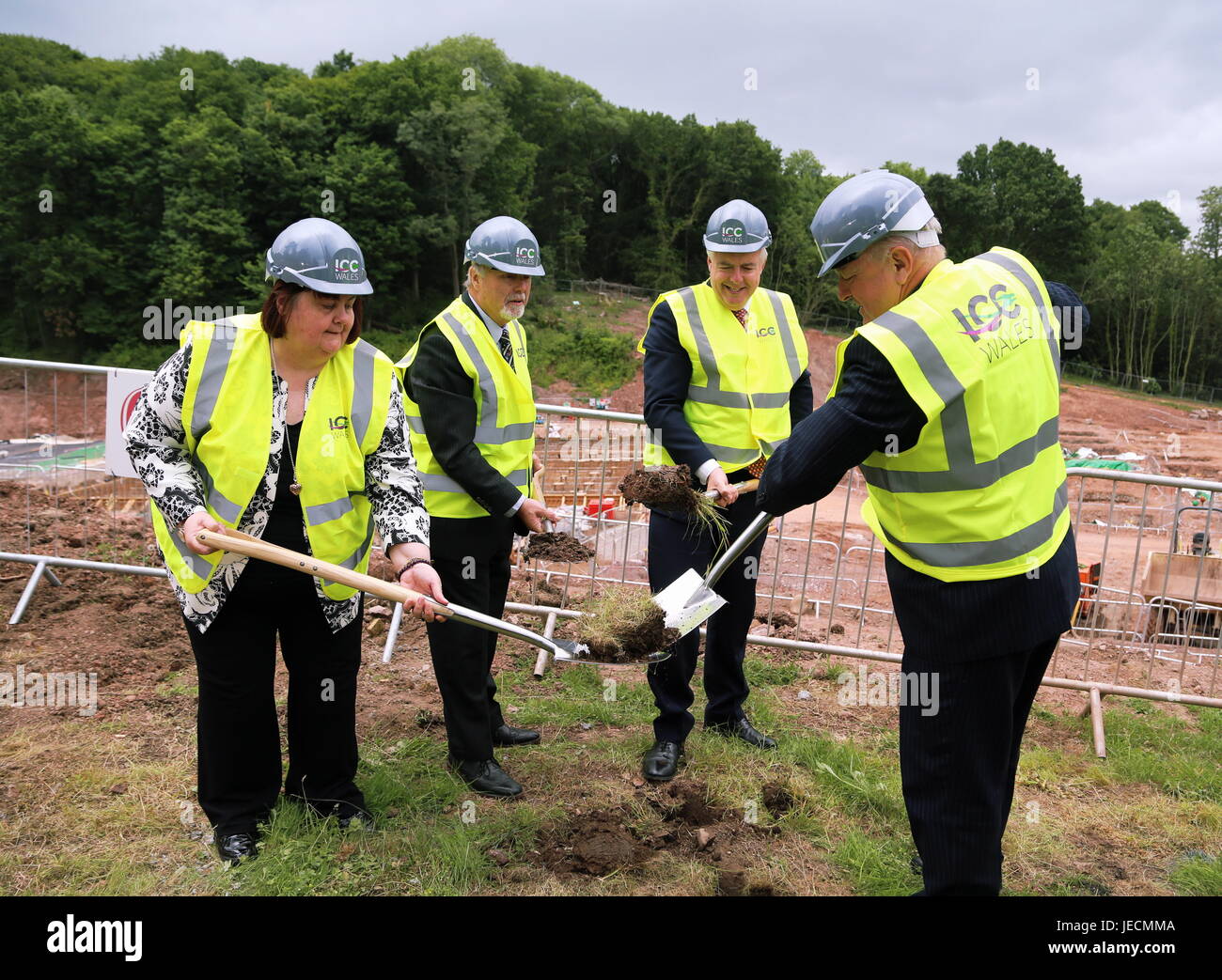 Foto di L-R: Debbie Wilcox, Sir Terry Matthews, Carwyn Jones e Stephen Bowcott. Re: Primo Ministro per il Galles Carwyn Jones ha aderito Sir Terry Mat Foto Stock