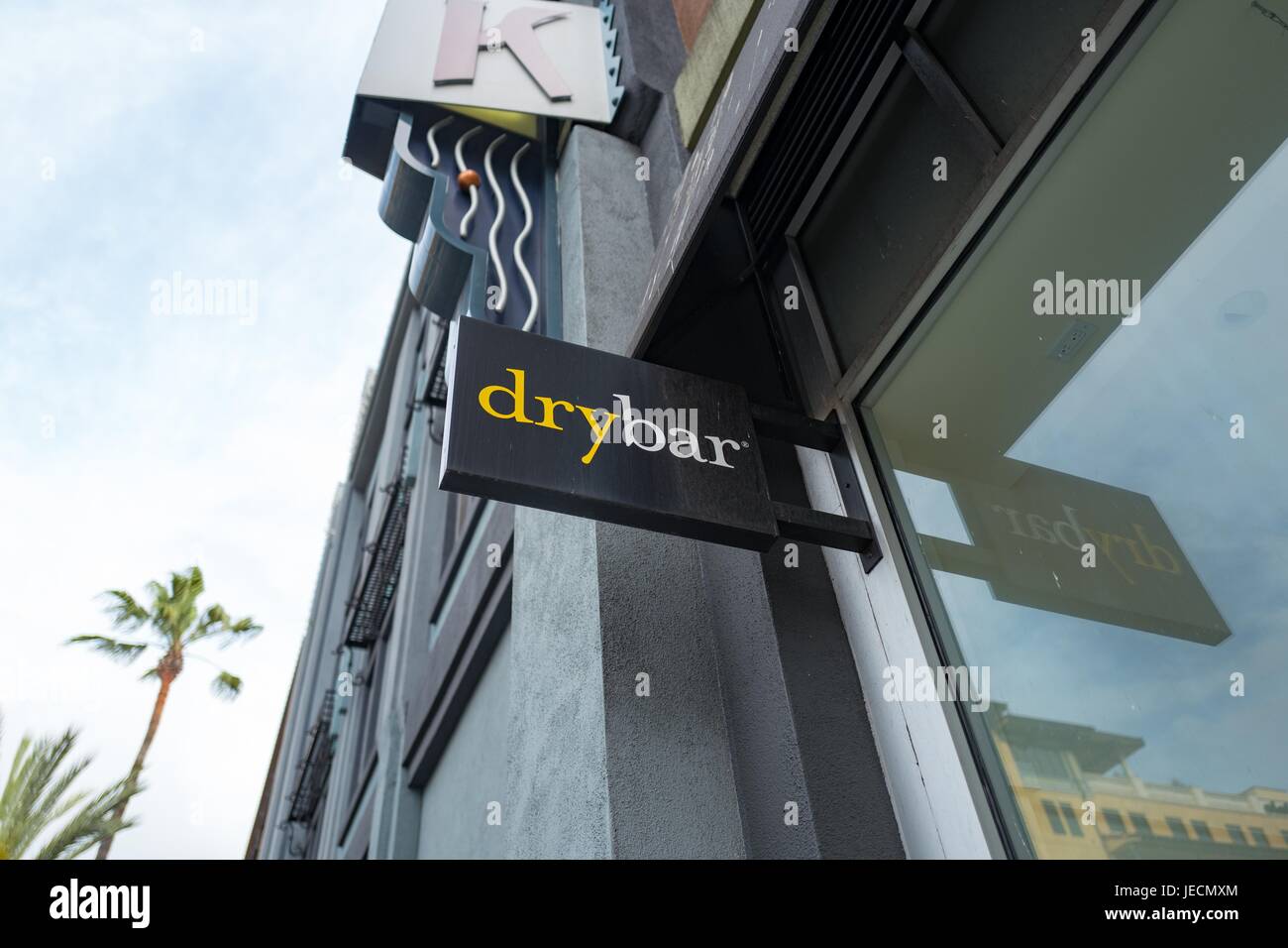 Segnaletica per dry bar, un colpo essiccamento specialty store retail in Santana Row, un elegante outdoor shopping mall in Silicon Valley città di San Jose, California, 7 aprile 2017. Foto Stock