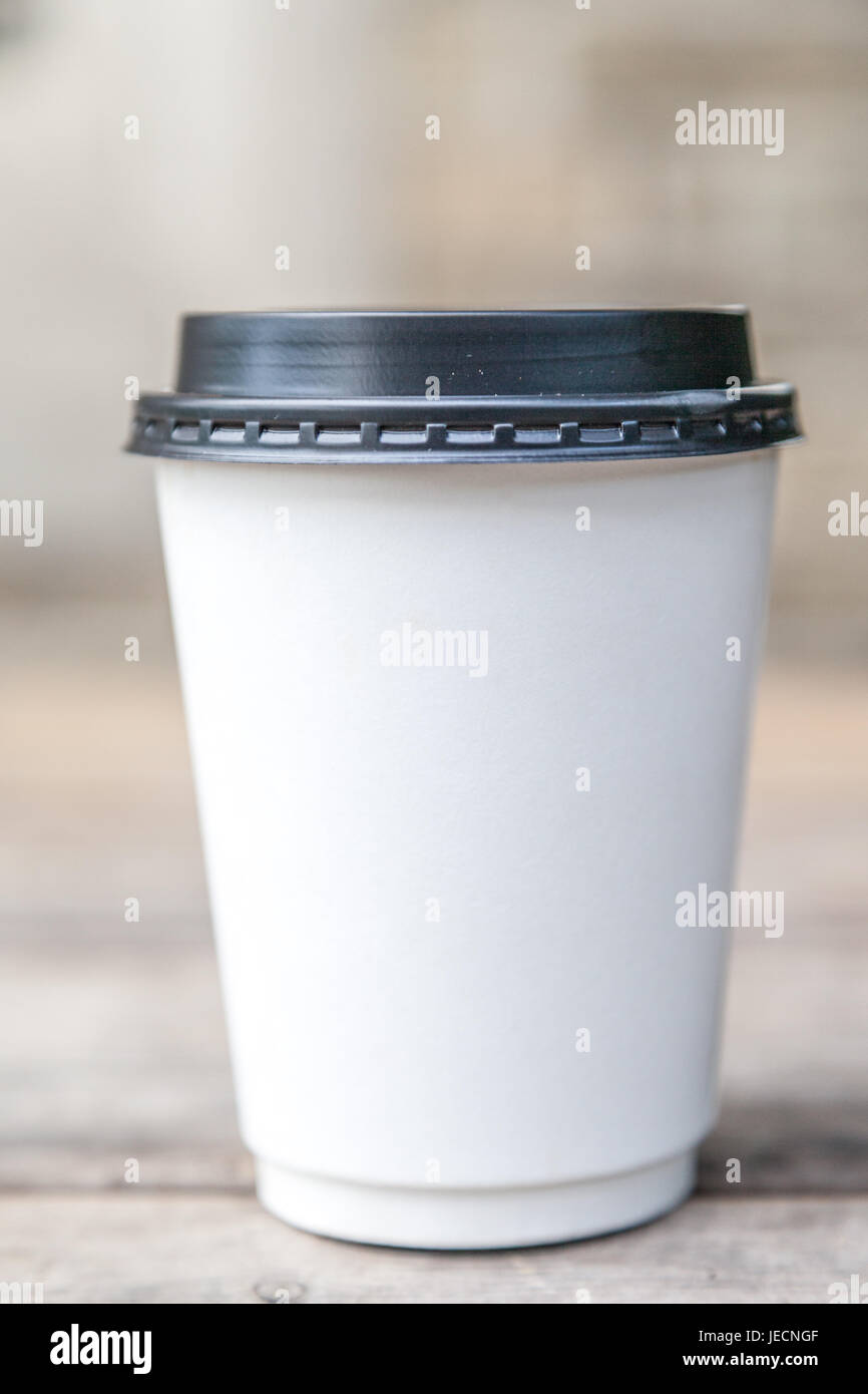 White take away cup con nessun logo su un tavolo all'aperto Foto Stock