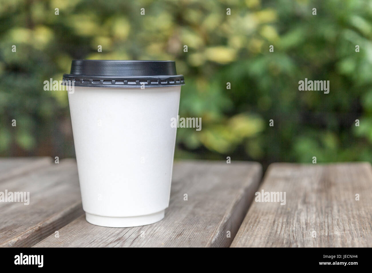 White take away cup con nessun logo su un tavolo all'aperto Foto Stock