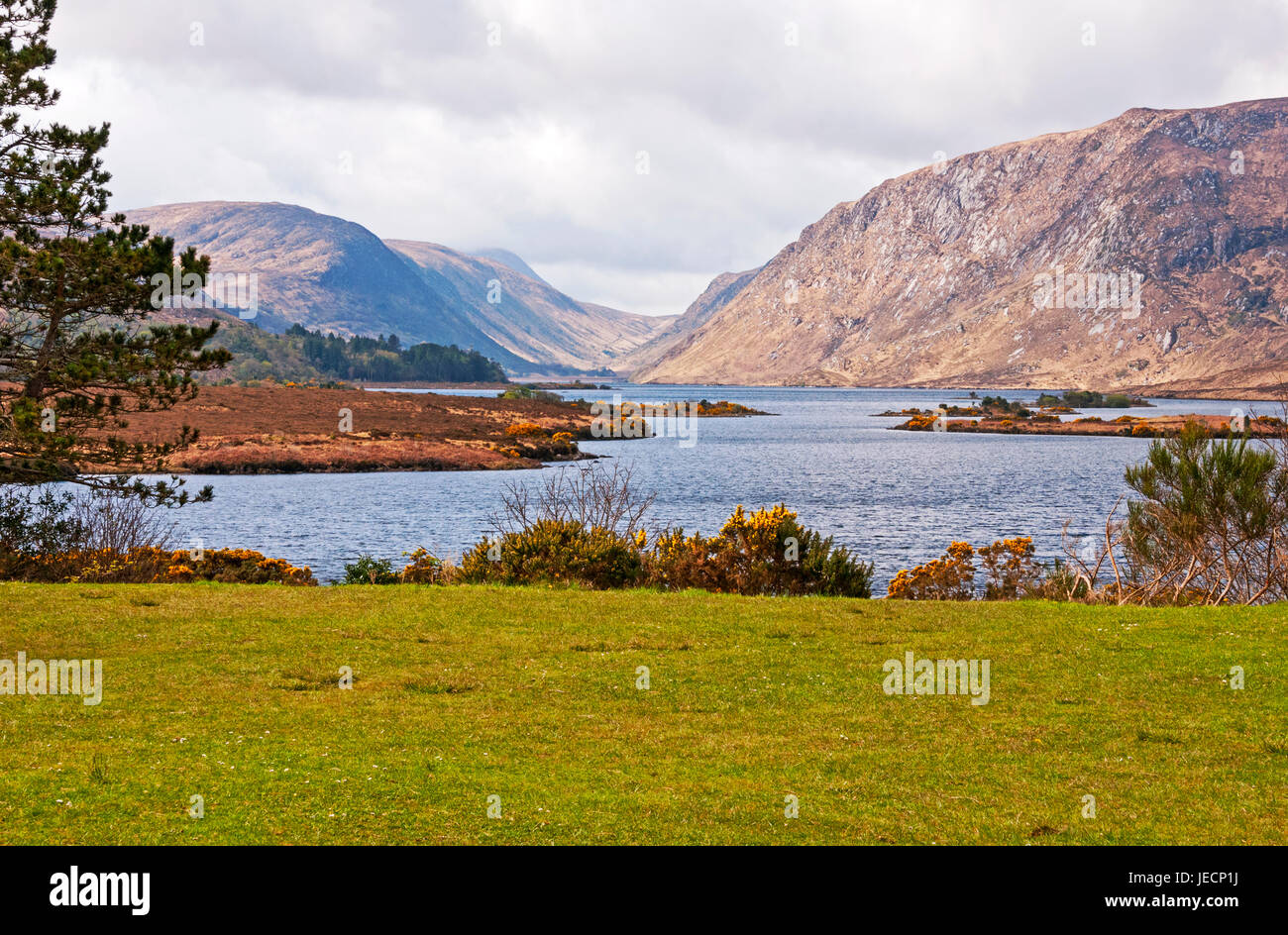Montagne e lago, castello e parco nazionale di Glenveagh, County Donegal, Irlanda Foto Stock