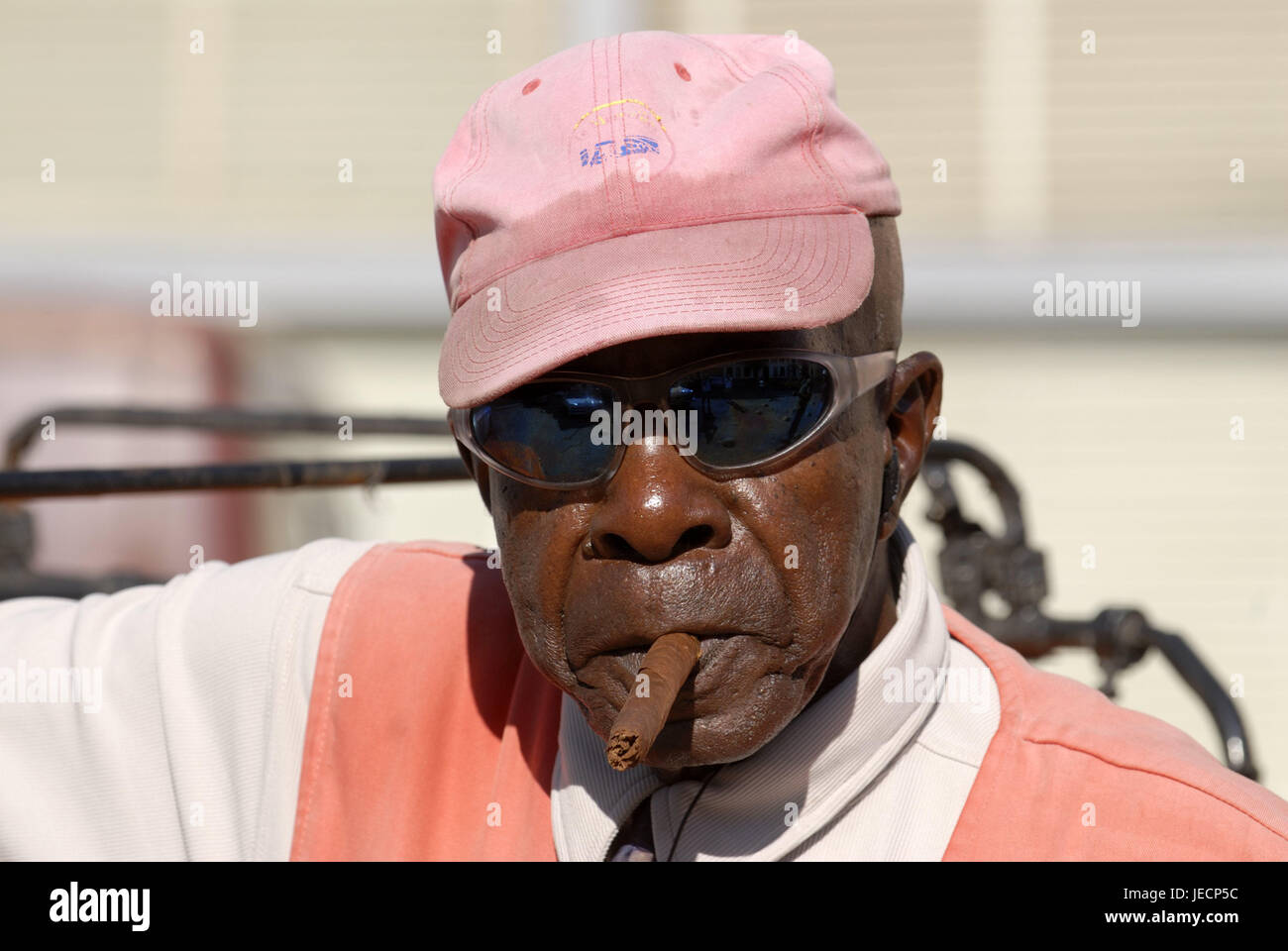 Cuba, Camagüey, uomo, occhiali da sole, un sigaro, fumo, ritratto, Caraibi,  isola, persona, locale, non bianca, cubana, segno cap, sigaro fumatore,  lifestyle, soddisfazione, icona, fumatore, lusso, prodotti a base di  tabacco, consumo,
