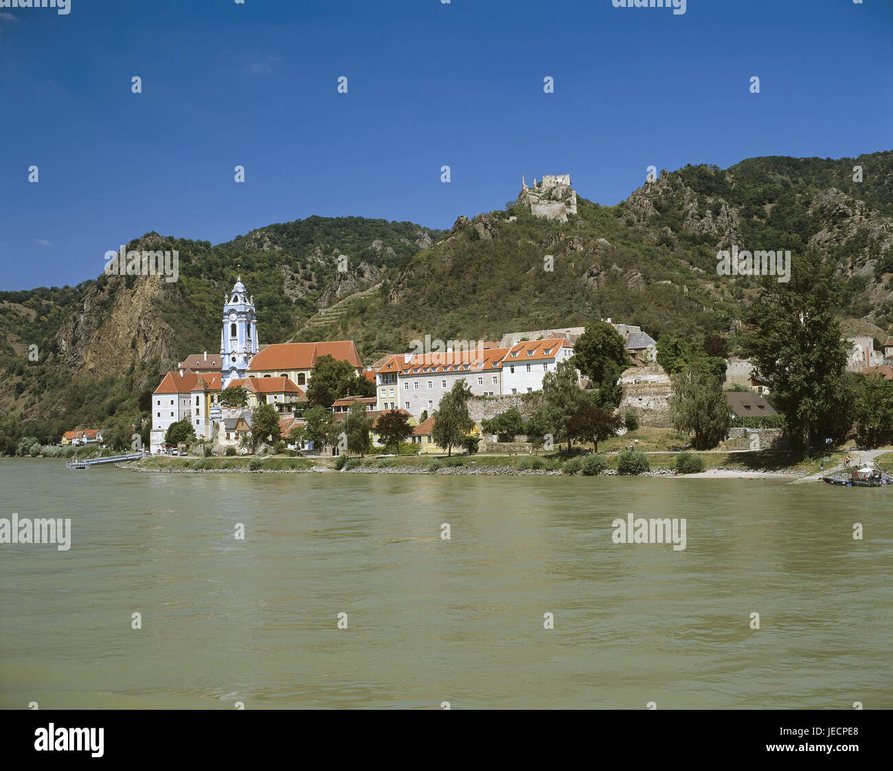 Austria Wachau, Dürnstein, vista locale, la chiesa, il Danubio, Bassa Austria, fiume, luogo, case, case, collegiata, hill, rovina, la rovina del castello, luoghi di interesse, la destinazione, il turismo, l'UNESCO-patrimonio culturale mondiale, Foto Stock