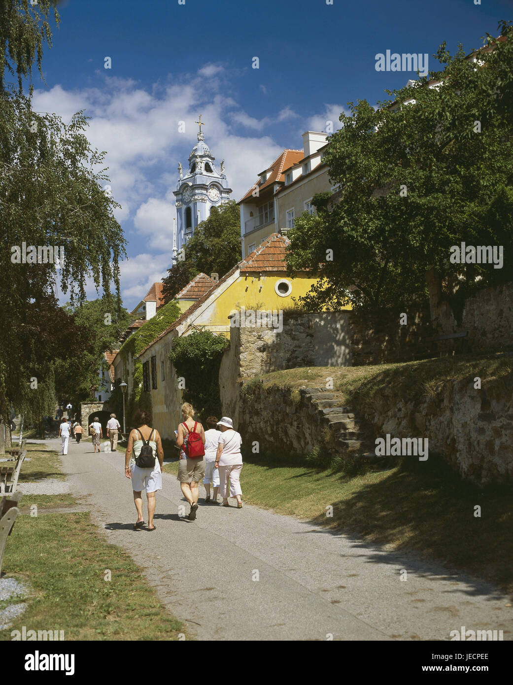 Austria Wachau, Dürnstein, chiesa, street, turistiche, vista posteriore, Bassa Austria, luogo, case, case, collegiata, luogo di interesse, persona, turismo viaggi città, destinazione, turismo, UNESCO-patrimonio culturale mondiale, Foto Stock