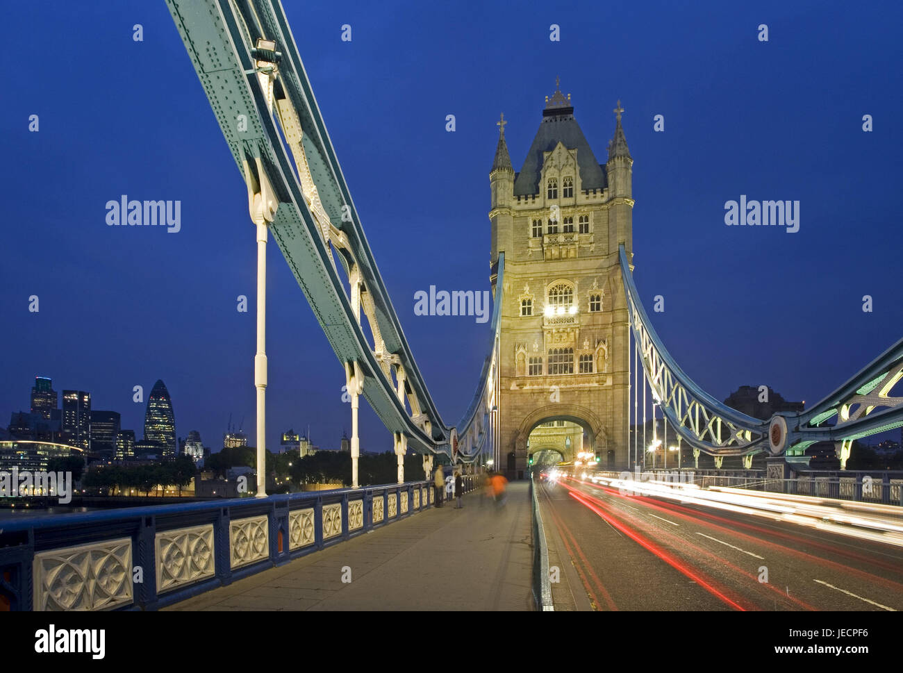 Gran Bretagna, Inghilterra, Londra, il Tamigi e il Tower Bridge, illuminazione, sera, traffico, tracce di luce, capitale, il ponte levatoio, storicamente, nel 1886-94, Vittoriano, la pasticceria stile, struttura, architettura, luogo di interesse storico, street scene di strada, traffico facility, destinazione, turismo, Foto Stock