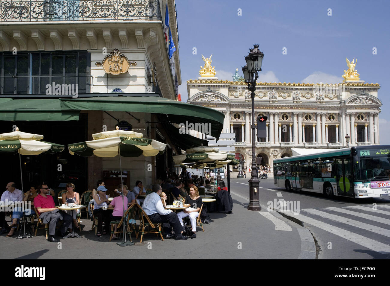 Francia, Parigi, opuses guarnitura street scene, street cafe, turistico, capitale, bar, cafe, persona, l'opera-house, opera edificio, opera, edificio, una struttura imponente edificio, nel 1861-75, nuovo barocco, architettura, luogo di interesse, destinazione, turismo, Foto Stock