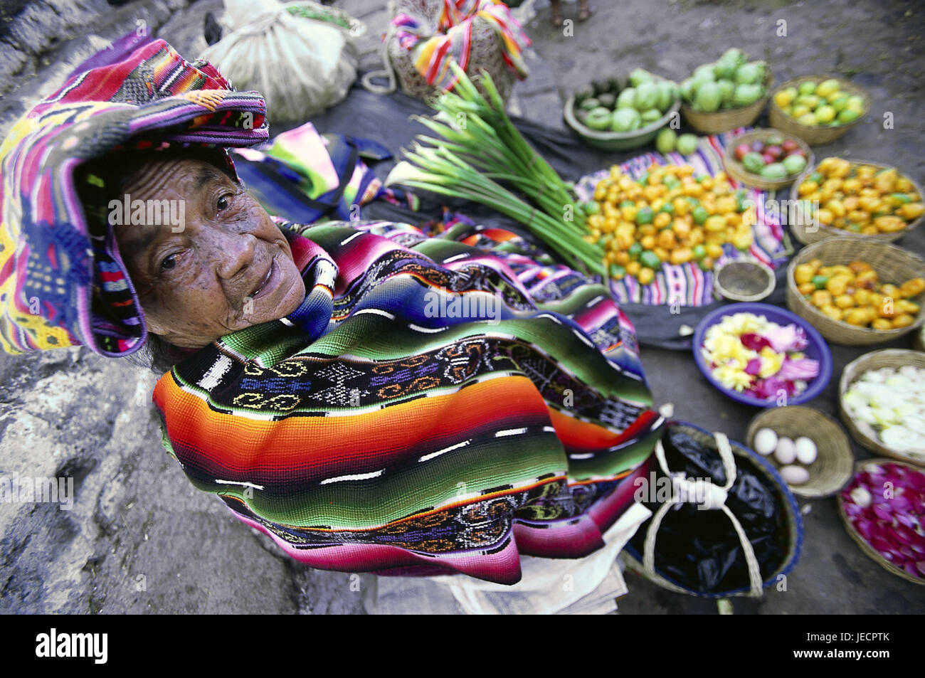 Guatemala, Chichicastenango, mercato shop assistant, verdure, frutta, nessun modello di rilascio, America Centrale e America Latina, highland, destinazione, luogo di interesse, persona, Maya, tribù, donna, senior, vecchio, vestiti, tradizionalmente, copricapo, panno, costume nazionale, esterno, prodotto, scambi, vendite, cibo, Foto Stock