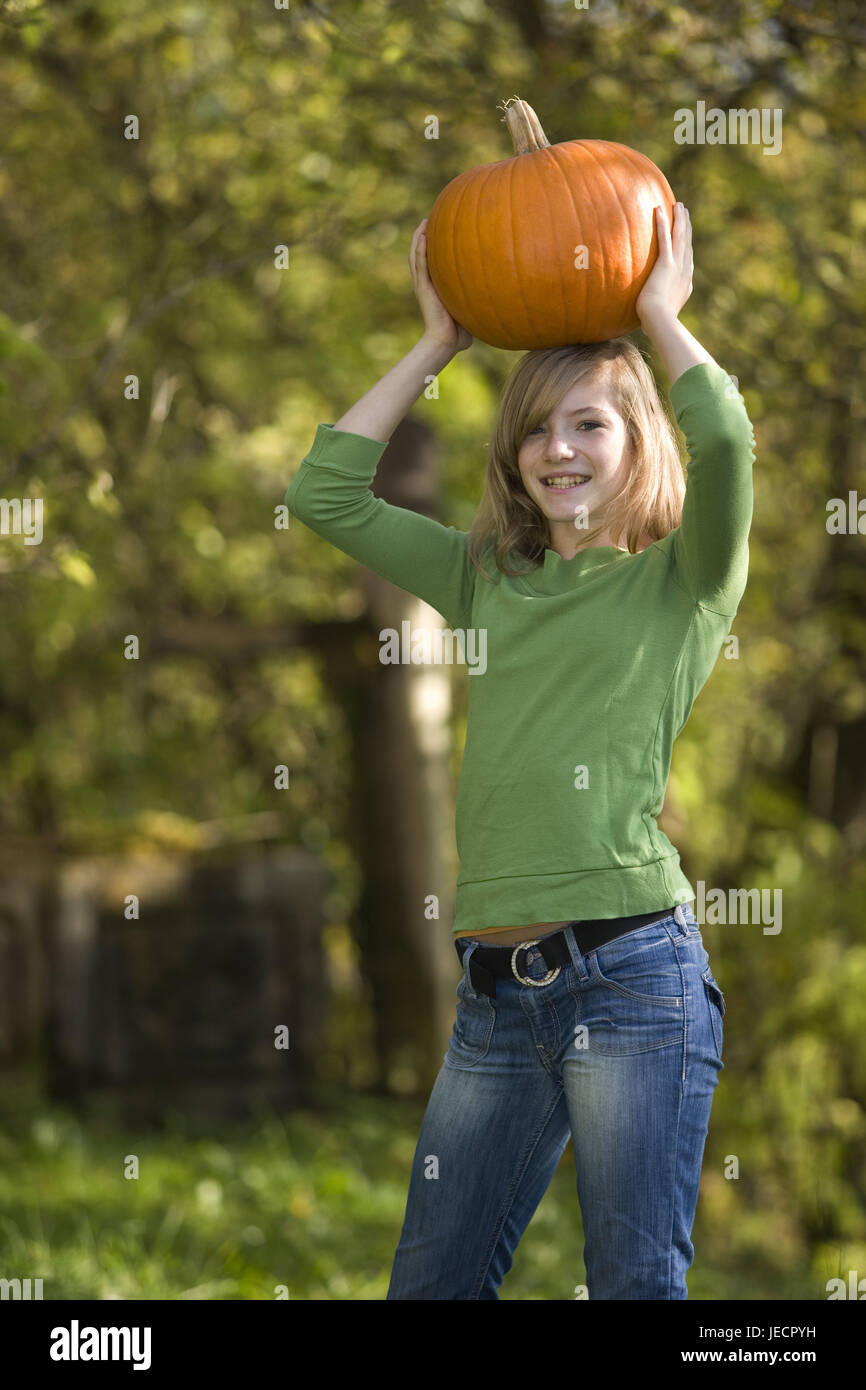 Le ragazze, zucca, testa, trasportare, felicemente, modello rilasciato, persone, adolescenti, adolescente di ragazze, bionda, squash, carico di testa, orgoglio, raccolto, legno, bordo della foresta, punto, esterno, Foto Stock