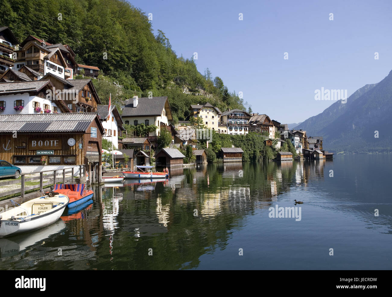 Austria, camera di sale di proprietà, città del suono, Hallstatt, sole, Austria superiore, luogo, vista locale, case, case, lago, riflessione, noleggio barche, barche, nessuno, turismo, patrimonio mondiale dell'UNESCO, Foto Stock