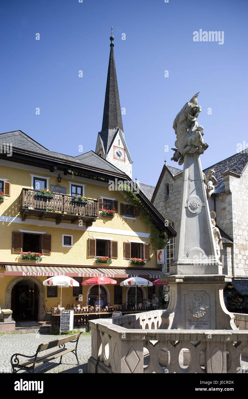 Austria, camera di sale di proprietà, città del suono, Steeple, borgo ben, cafe, turistiche, nessun modello di rilascio, Austria superiore, luogo marketplace, bene, pozzo in pietra, sella, edificio, gastronomia, ristorante, pasticceria, ombrelloni, persone, turismo, cielo blu, il sole, patrimonio mondiale dell'UNESCO, Foto Stock