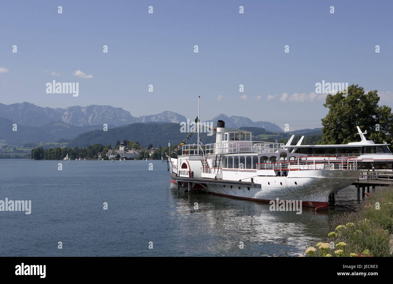 Austria, camera di sale di proprietà, Gmunden, Traunsee, mare serratura, radian steamboat, montagne, Austria Superiore, Lago, acque, navigazione, isola, serratura, turismo, luogo di interesse, sole, cielo blu, Foto Stock