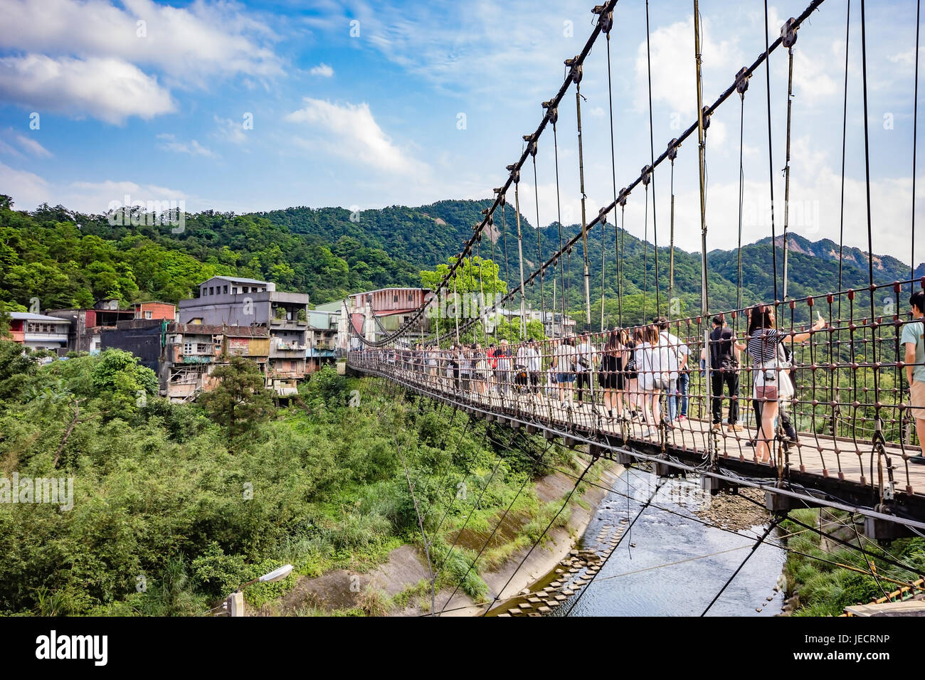 SHIFEN, Taiwan - 30 Aprile 2017: Jingan sospensione legati a ponte tra Shifen e Nanshan Village at Shifen, Taiwan Foto Stock