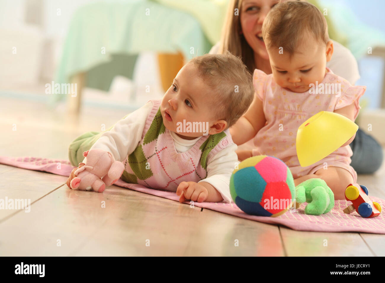 Due bambini gruppo di gioco, madre, il comportamento sociale, giocattoli, condividere, provare, Foto Stock