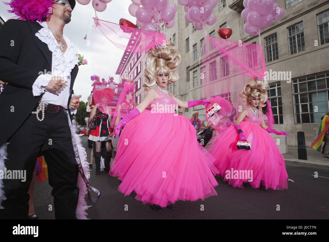 Inghilterra, Londra Gay Pride Parade, persone abiti rosa, città, festival, salvare, festival, festival di orgoglio, omosessuale, rosa, parrucche, pannelli, persone, sorriso, Foto Stock