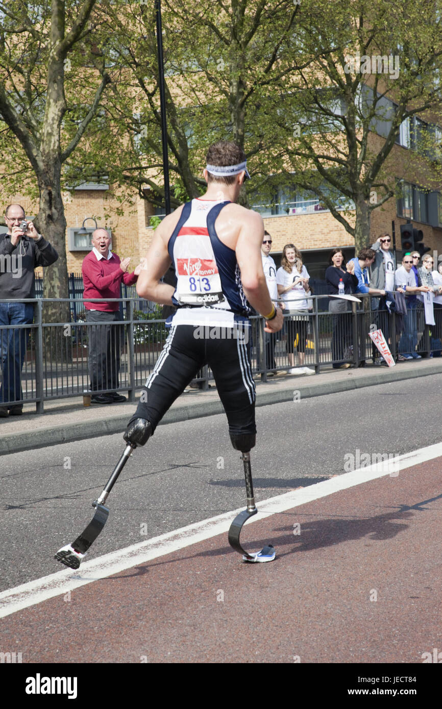 Inghilterra, London, London marathon, handicappati runner, piedi artificiali, vista posteriore, città, maratona, sport, ostacola, handicappati, eseguire, spettatore, persone, uomo, partecipante atleta, evento Foto Stock