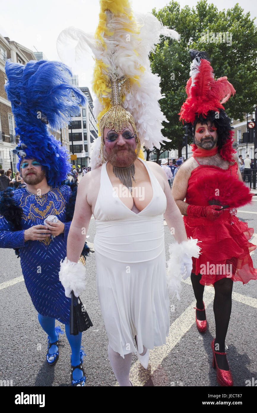 Inghilterra, Londra Gay Pride Parade, uomini, tre, vestiti, pannelli, città, festival, salvare, omosessuale, parrucche, la visualizzazione della telecamera, persona, fatta, sorridere luminosamente, Foto Stock