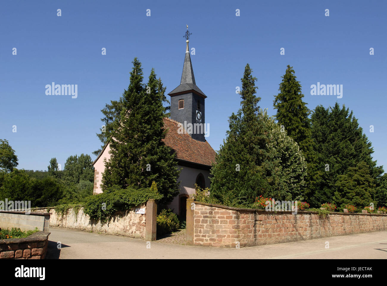 Francia, Alsazia, Bas-Rhin, Geiswiller, chiesa, città, chiesa, Steeple, struttura edilizia, architettura, torre, la fede, la religione, il cristianesimo protestante, cielo blu, senza nuvole, fuori, deserte, mura difensive, alberi, Foto Stock