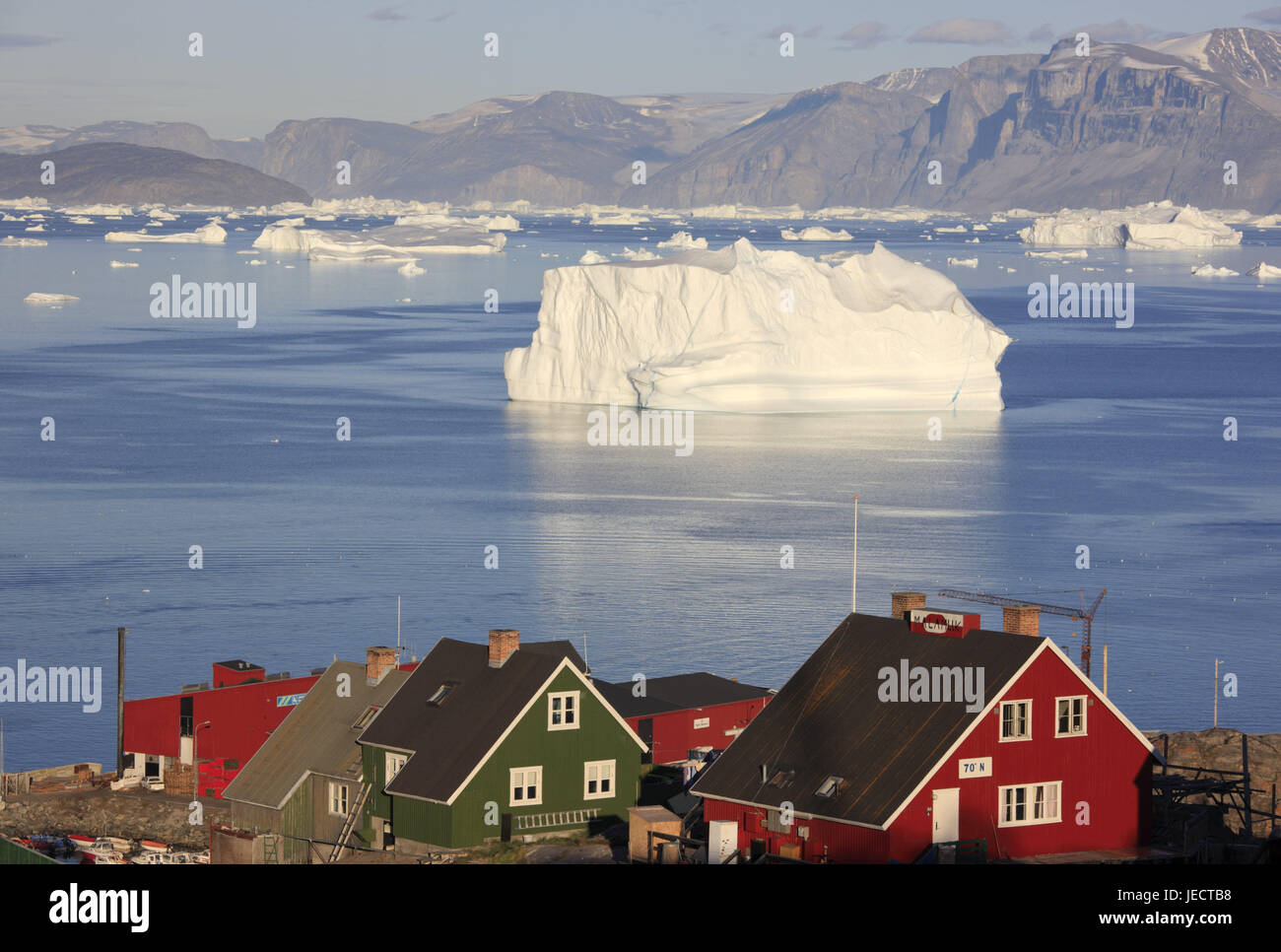 La Groenlandia, Uummannaq, costa, case in legno, Fjord, iceberg, nel nord della Groenlandia, destinazione, sul mare Artico, montagne, il ghiacciaio di gelati, fuori, e sharp, acqua, case, case, architettura, fuori, deserte, visualizzazione Foto Stock