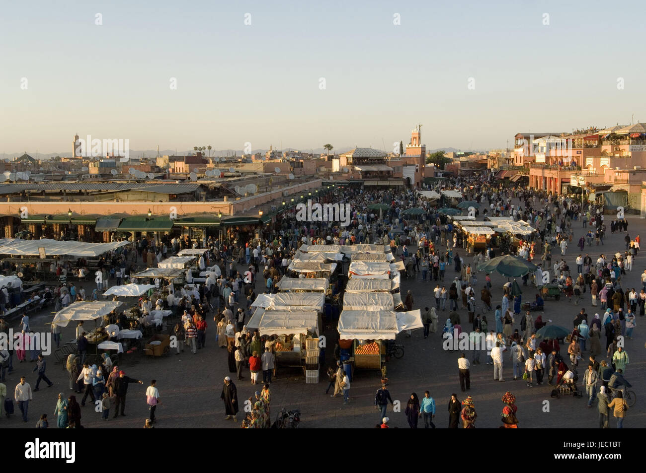 Il Marocco, Marrakech, spazio Jemaa-El-Fna, mercato folla di persone, luce della sera, Africa, Nord Africa, luogo di interesse storico, case, edifici, persone, turisti, visitatori, locali, cabine di vendite al di fuori, panoramica, mercato battendo, Foto Stock