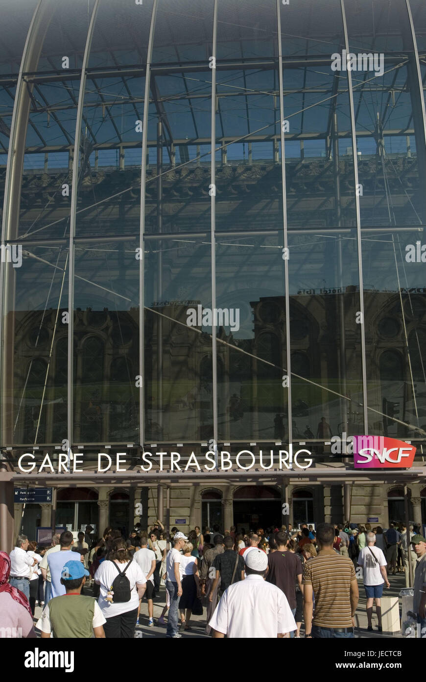 Francia, Alsazia, Strasburgo, stazione ferroviaria, la folla di gente, dettaglio, Europa, città, architettura, costruzione, struttura frontale in vetro, viaggi viaggi città, persone vacanziere, turisti, station building, esterno, Foto Stock