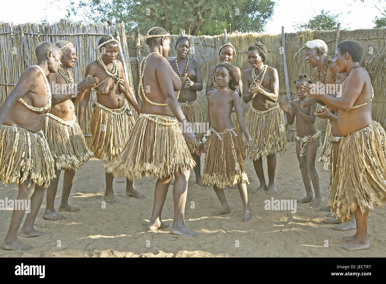 La Namibia, Caprivi cuspide, chiudere Kongola, Singalamwe, Mafwe ceppo, donne, danza, nessun modello di rilascio, Foto Stock