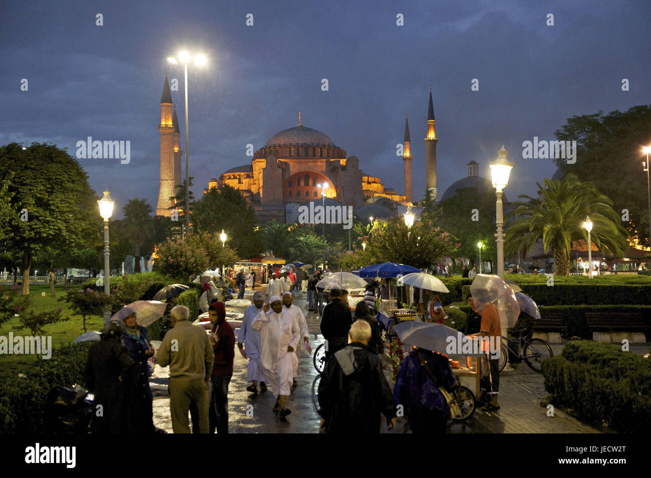 Turchia, Istanbul, parte della città di Sultanahmet, Hagia Sophia e Basilica, persona nel parco di notte, Foto Stock