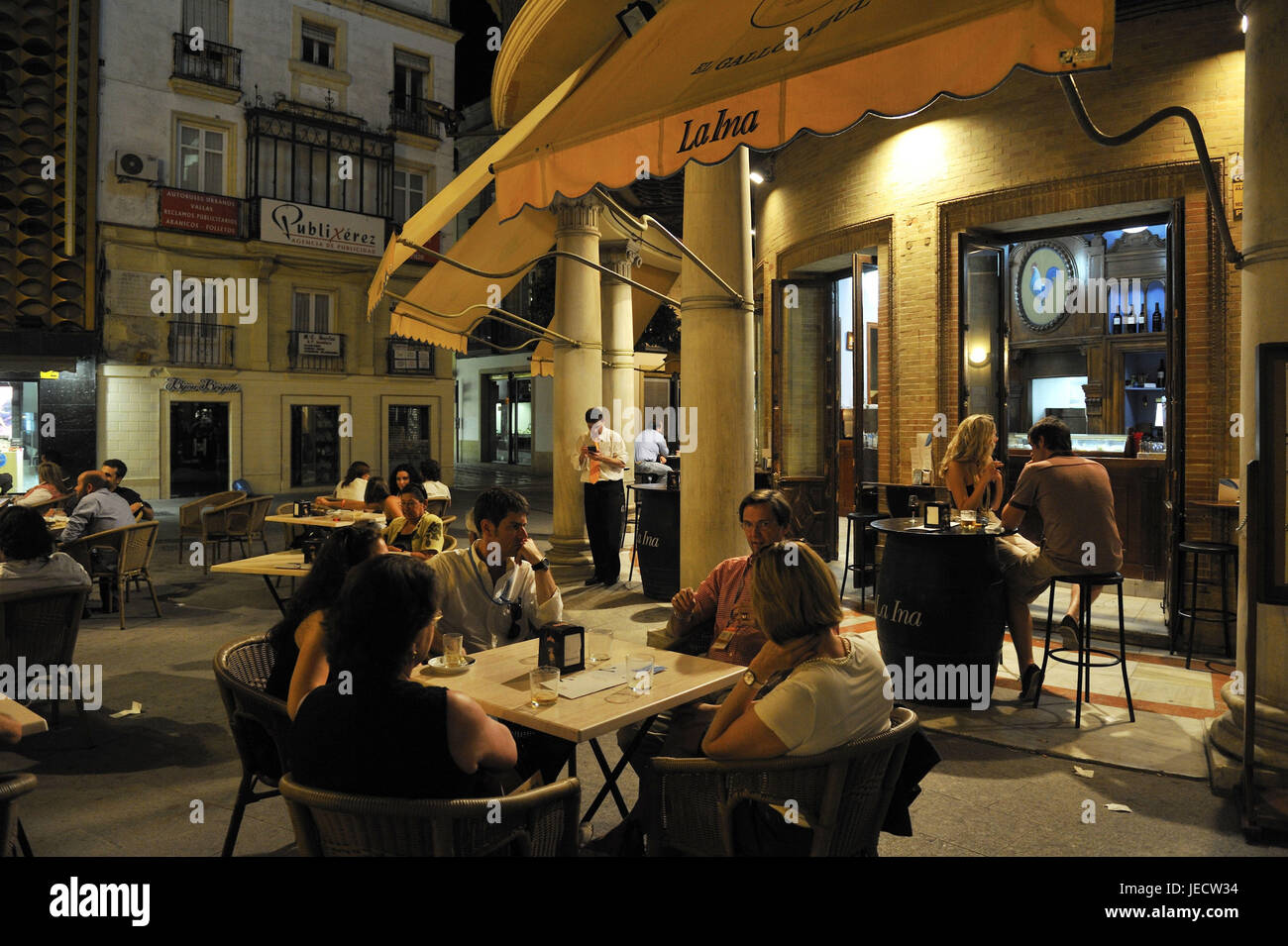 Spagna, Andalusia, provincia di Cadiz, Jerez de la Frontera, turisti in una street cafe in el Gallo, Foto Stock