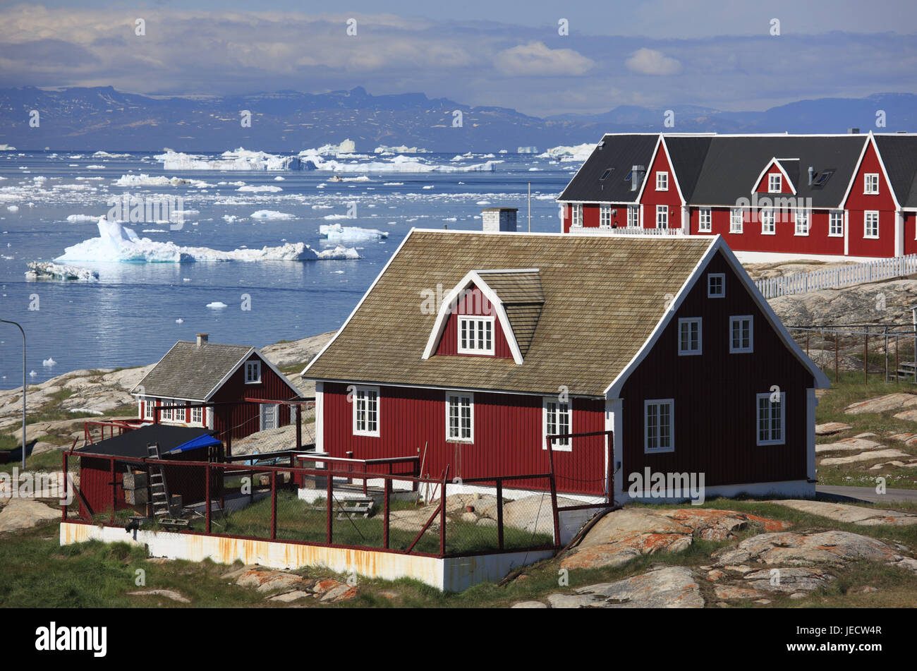 La Groenlandia, Discoteca Bay, Ilulissat, fiordo, case in legno, visualizzare, iceberg, Groenlandia occidentale, rive, costa, fuori, deserte, acqua, sul mare Artico, ghiaccio, ghiaccio di moto, cambiamenti climatici, case, case, rosso, architettura, tipicamente per paese, Foto Stock