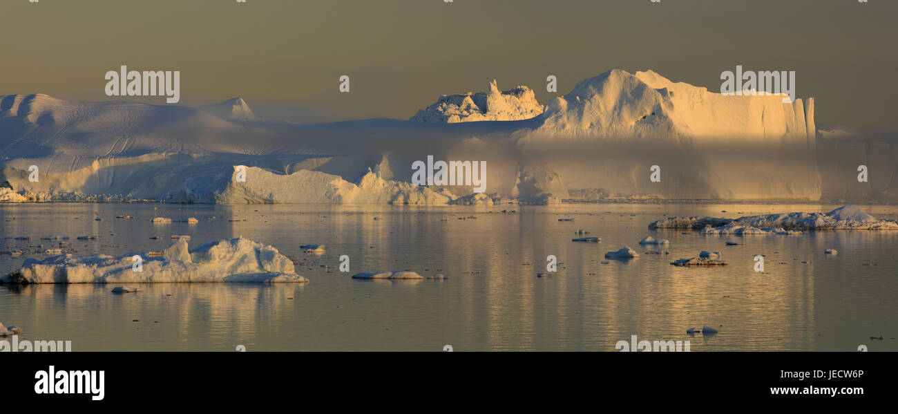 La Groenlandia, Discoteca Bay, Ilulissat, gelato fjord, Iceberg, Ice drift, luce della sera, nebbia, Groenlandia occidentale, destinazione, luogo di interesse, natura, ghiaccio freddo, ghiacciaio, ghiacciaio, il ghiacciaio terminazione anomala, l'Artico, cambiamenti climatici, esterno, deserte, mare, acqua, panorama, scarpata, mirroring, superficie di acqua, floes, fiordo, Ilulissat Tourist Nature-gelato fiordo, patrimonio mondiale dell'UNESCO, il sole di mezzanotte Foto Stock