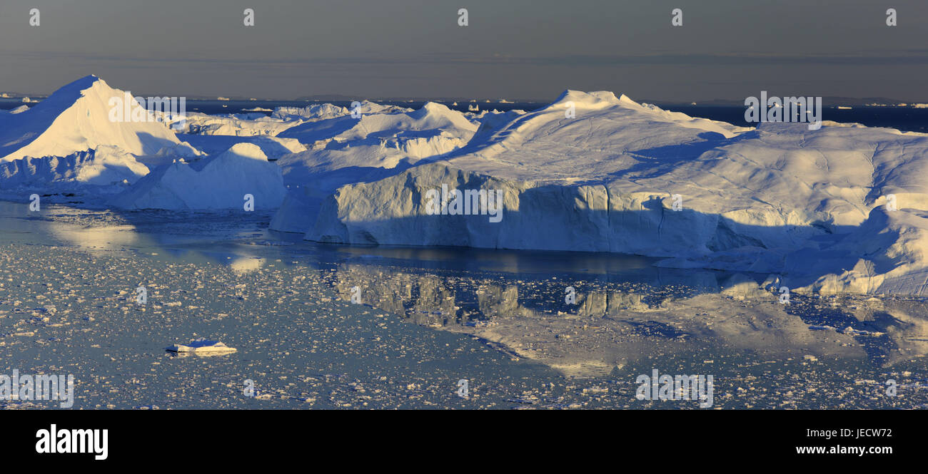 La Groenlandia, Discoteca Bay, Ilulissat, gelato fjord, Iceberg, Ice drift, Groenlandia occidentale, destinazione, luogo di interesse, natura, ghiaccio freddo, ghiacciaio, ghiacciaio, il ghiacciaio terminazione anomala, l'Artico, cambiamenti climatici, esterno, deserte, mare, acqua, panorama, scarpata, mirroring, superficie di acqua, floes, fiordo, Ilulissat Tourist Nature-gelato fiordo, patrimonio mondiale dell'UNESCO, Foto Stock