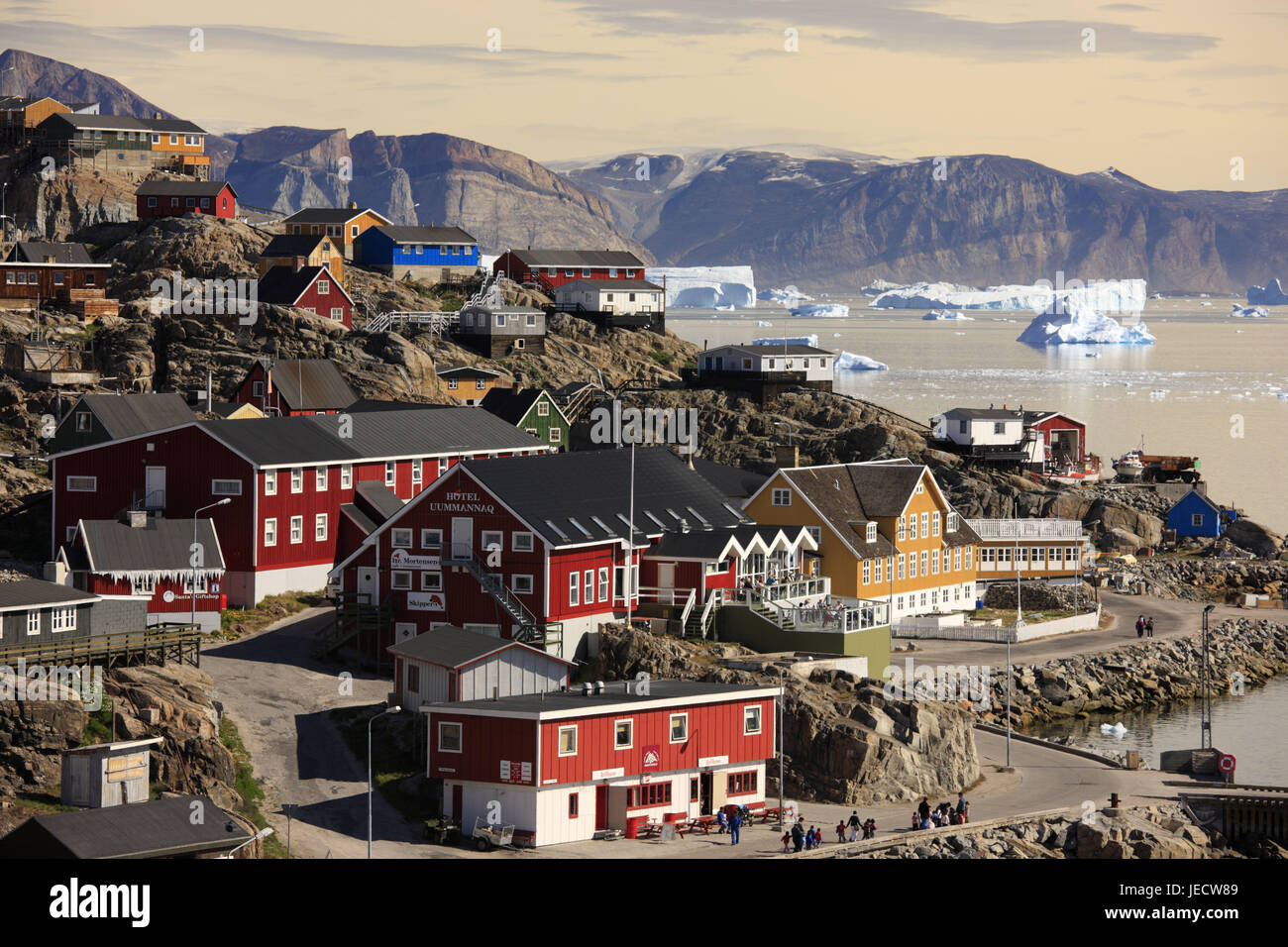 La Groenlandia, Uummannaq, vista locale, le case in legno, iceberg, nel nord della Groenlandia, destinazione, sul mare Artico, montagne, il ghiacciaio di gelati, case, costa, fuori, deserte, liquidazione, città, ghiaccio, acqua, Foto Stock