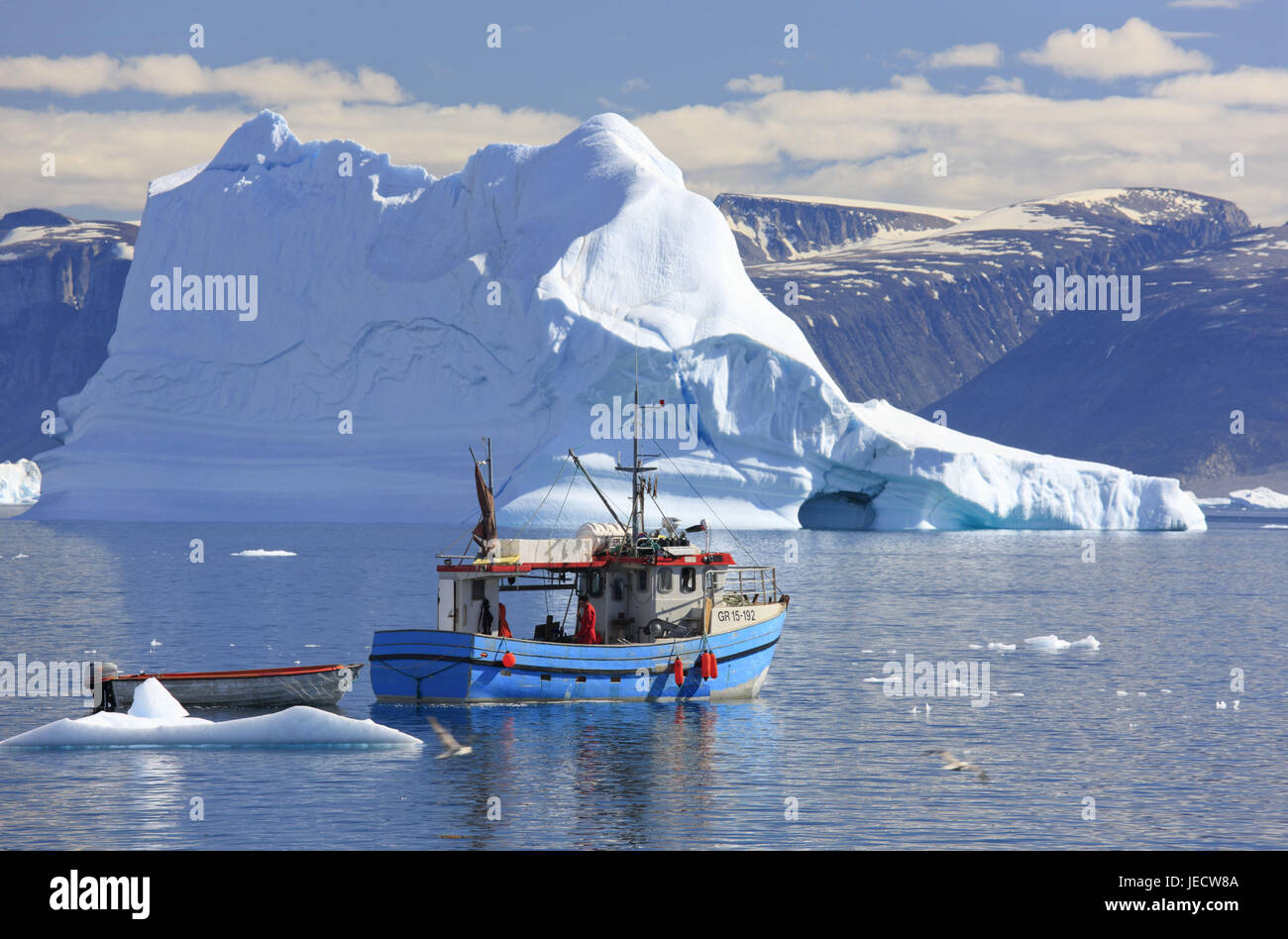 La Groenlandia, Uummannaq, barca da pesca, Fjord, iceberg, nel nord della Groenlandia, destinazione, sul mare Artico, montagne, ghiacciaio gelati, costa, esterno, e sharp, acqua, barca, pesca sportiva, pesca cutter, drift ice, pesca, Foto Stock