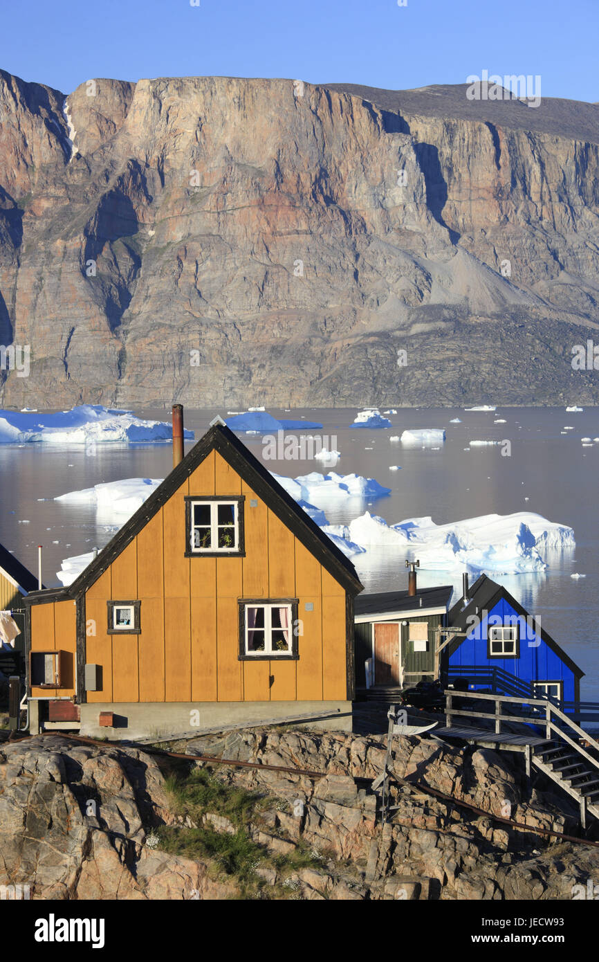 La Groenlandia, Uummannaq, costa, case in legno, Fjord, iceberg, nel nord della Groenlandia, destinazione, sul mare Artico, montagne, il ghiacciaio di gelati, fuori, e sharp, acqua, case, case, scale, architettura, fuori, deserte, rocce ripide coste, Foto Stock