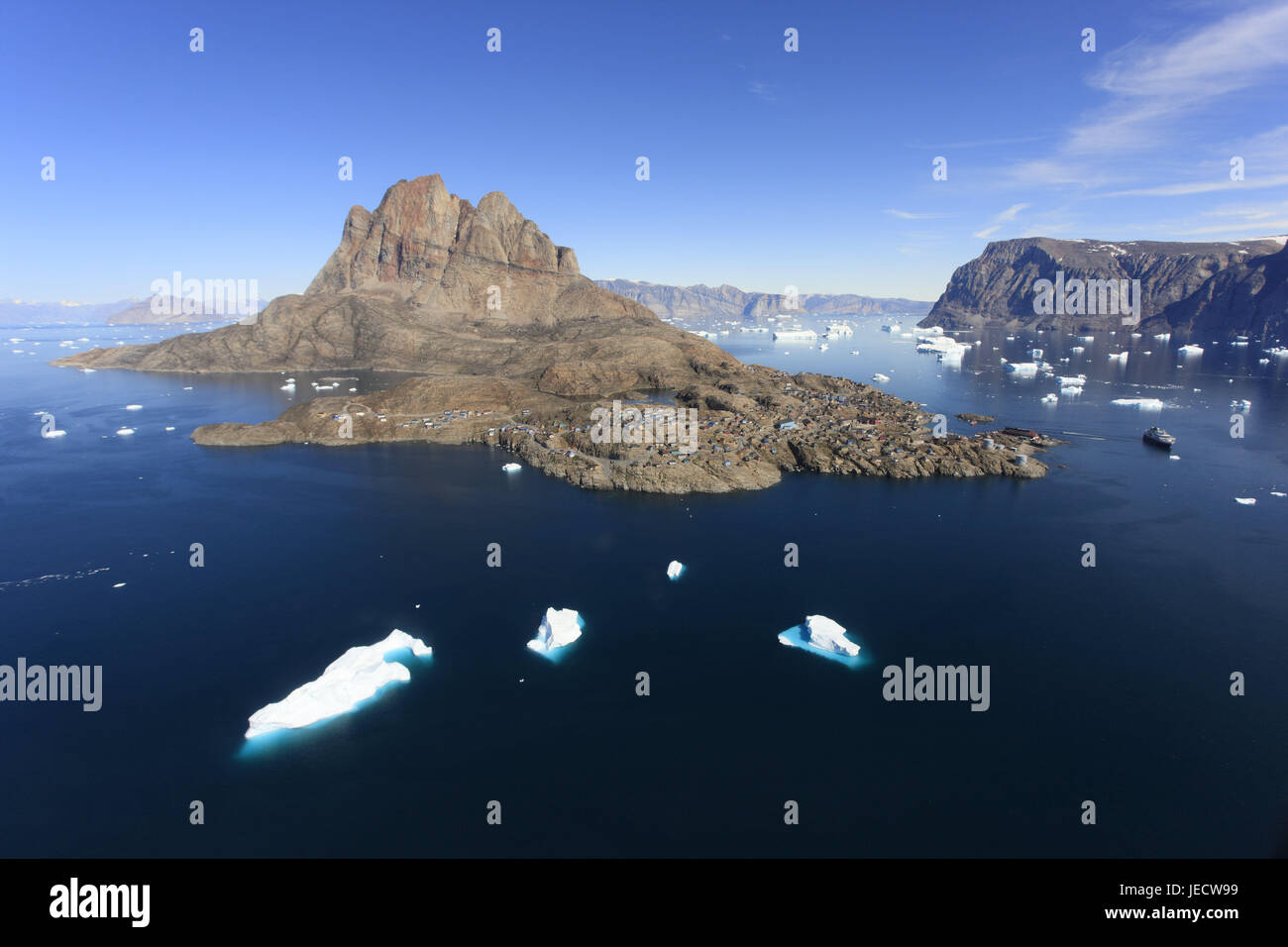 La Groenlandia, Uummannaq, paesaggi costieri, montagne, iceberg, mare, visualizzare il nord della Groenlandia, la destinazione, l'Artico, ghiaccio, deserte, rocce, rocciosa, ghiacciaio, ghiacciaio, scenario, Fjord, larghezza, distanza, sky, opaco, drift, ghiaccio Foto Stock