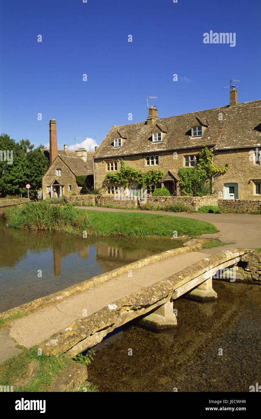 Gran Bretagna, Inghilterra, Gloustershire, Cotswolds, Upper Slaughter, case residenziali, Brook, bridge, Europa, destinazione, luogo, luogo, turismo, edilizia, architettura, case, fiume, Brook, shore, acqua, street, modo, idillio, cittadina di provincia, città provinciale idillio, fuori, la soleggiata e deserta, passerella, Foto Stock