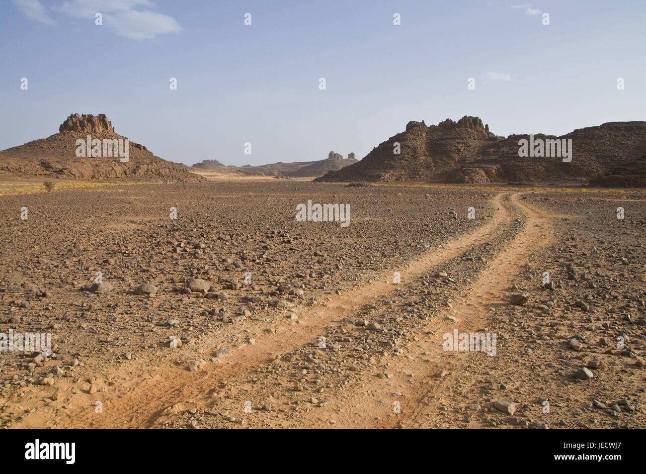 Auto via conduce da deposto uno scenario di bile, Tasset, Algeria, Africa Foto Stock