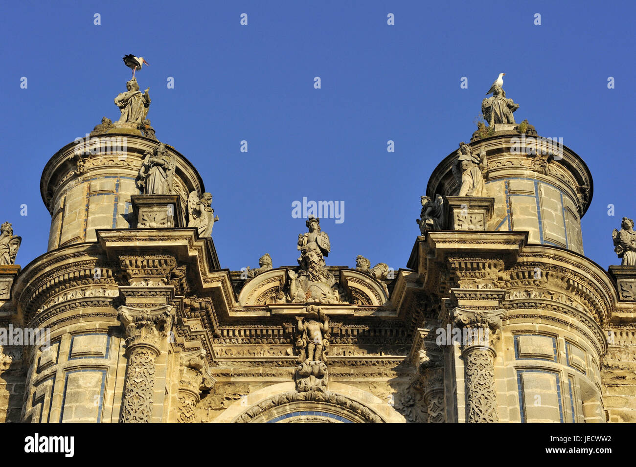 Spagna, Andalusia, provincia di Cadiz, Jerez de la Frontera, Stork su una scultura della cattedrale di Jerez de la Frontera, Foto Stock