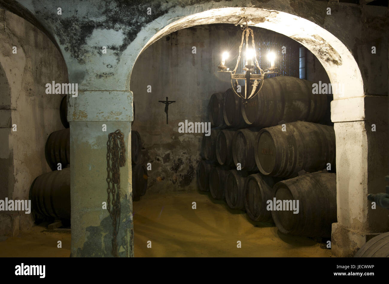 Spagna, Andalusia, provincia di Cadiz, Jerez de la Frontera, botti di vino in una cantina di vini, Foto Stock