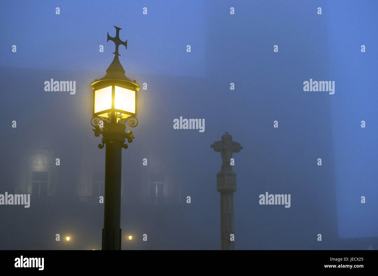 In Spagna, in Catalogna, chiostro di Montserrat, lampade di via nella nebbia, Foto Stock
