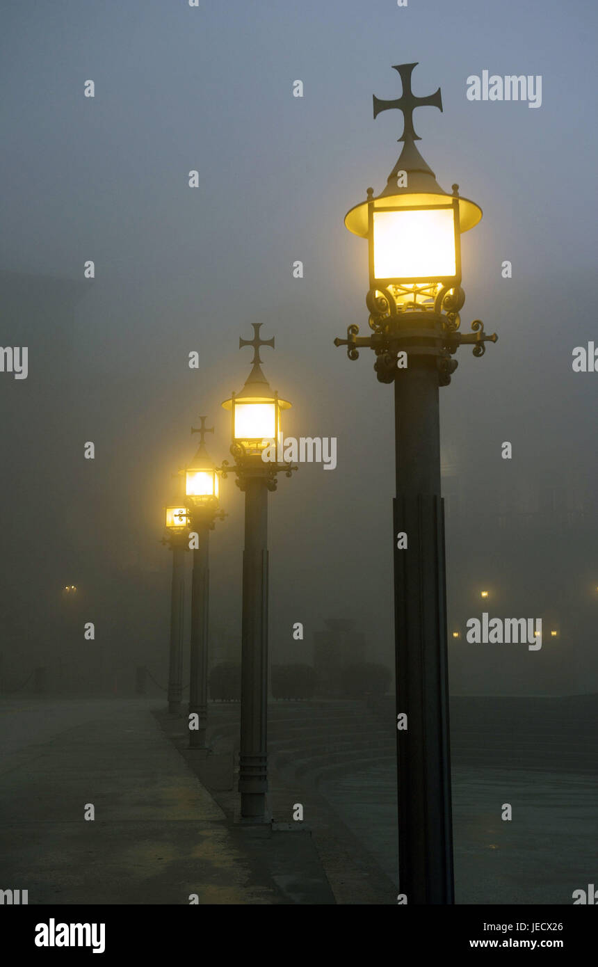 In Spagna, in Catalogna, chiostro di Montserrat, lampade di via nella nebbia, Foto Stock