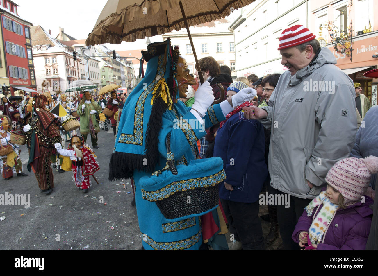Germania, Baden-Württemberg, Rottweil, Rottweiler Fool's guild, Fool's tipo nel costume blu e spettatore, Foto Stock