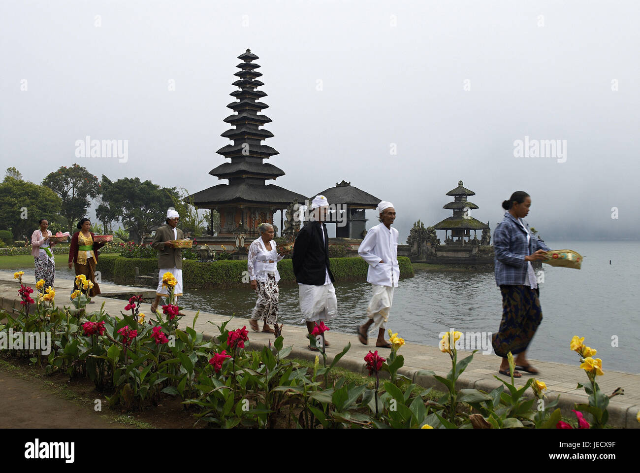 Asia Indonesia Bali, persone in Pura Ulun Danu Bratan tempio, Foto Stock